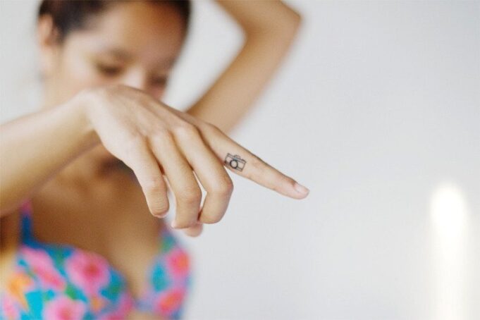¿Qué tatuaje de dedo hacerse? 80 ideas simples y geniales 1657879449 tatouage doigt appareil photo minimaliste