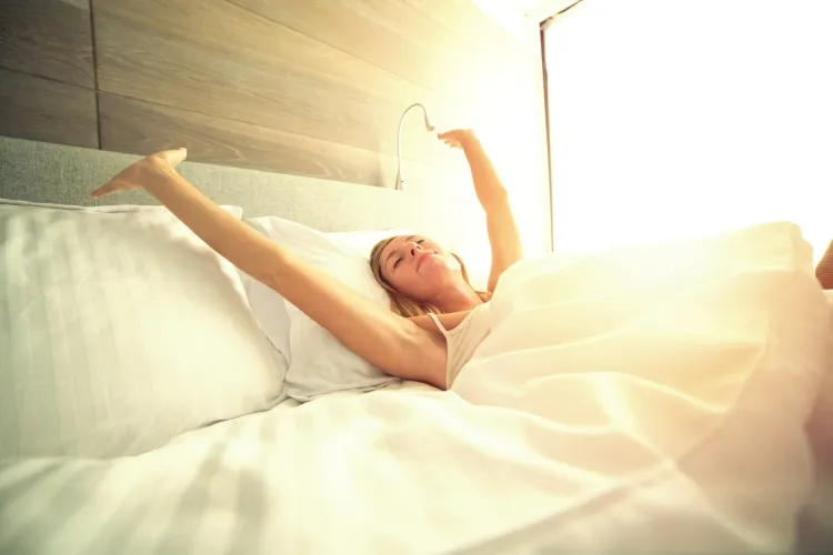 cómo dormir bien en una noche calurosa envolver una sábana mojada ventilador de cubitos de hielo