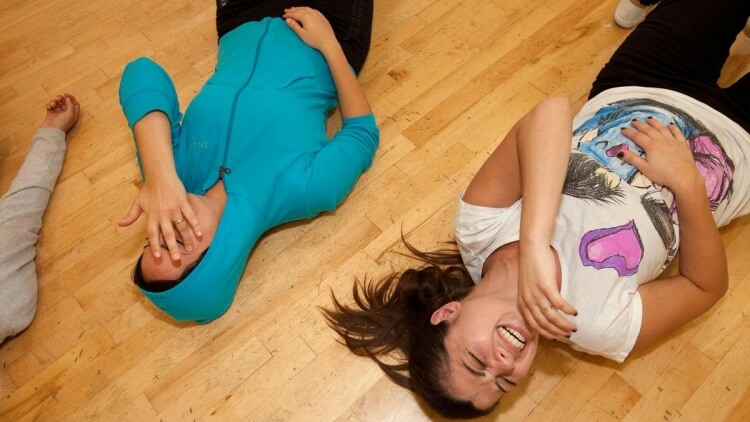 ejercicios de entrenamiento de yoga de la risa para practicar