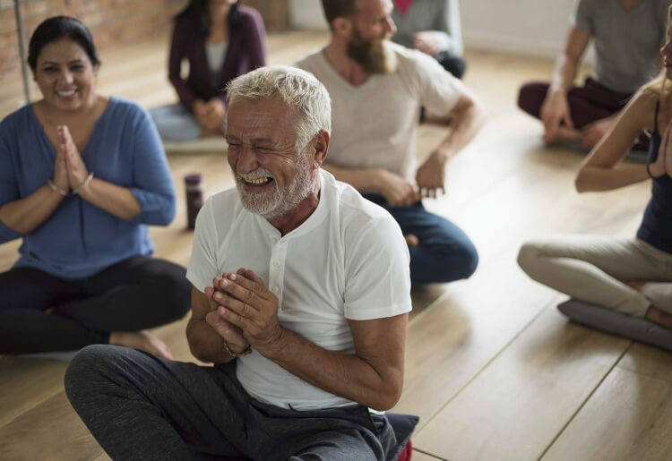 ejercicios de yoga de la risa para personas mayores