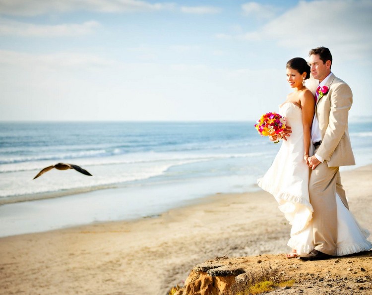 boda-en-la-playa-vestido-de-boda-ramo