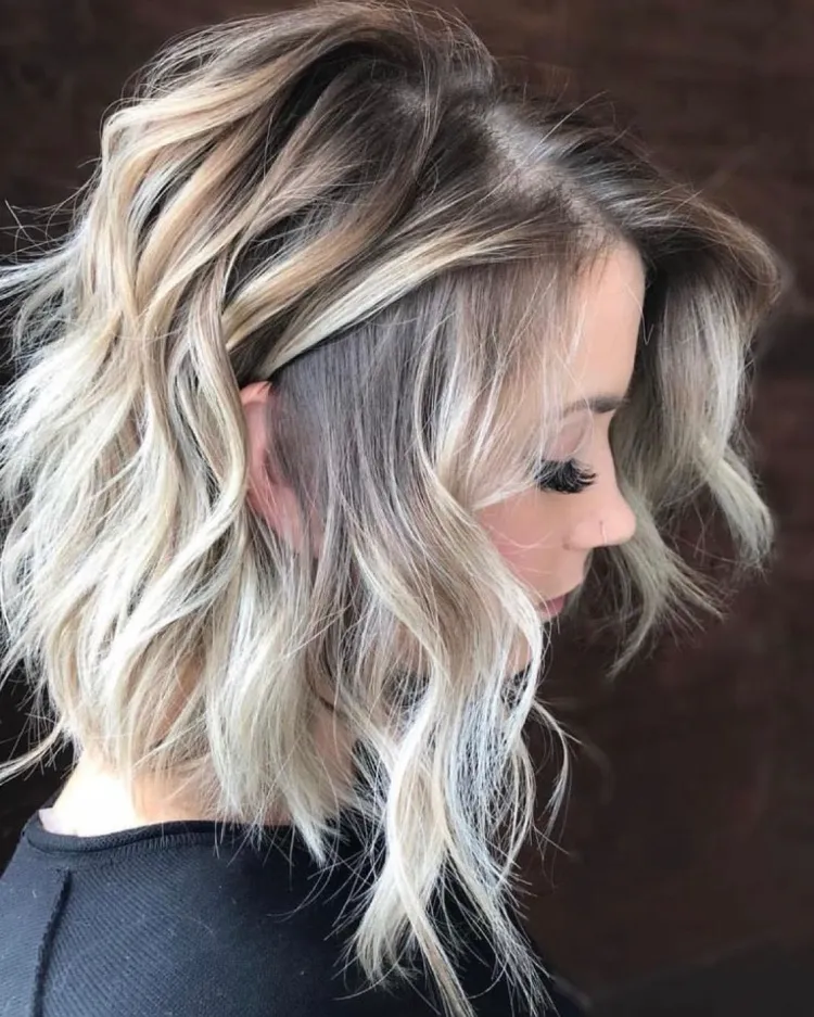 balayage rubio polar en corte cuadrado marrón ondulado largo