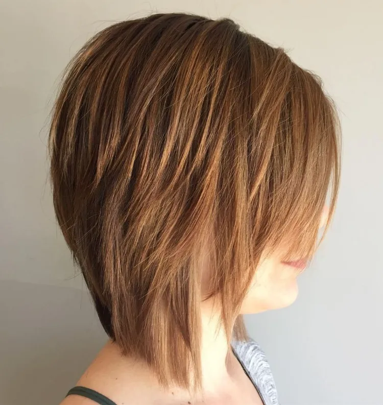 bob graduado con flequillo en capas, extremos en cono