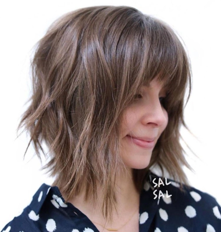 corte bob corto con flequillo cónico para cabello fino con extra volumen