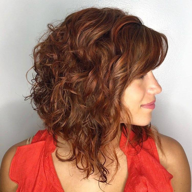 Corte de Pelo Rizado en Capas - ¡El estilo para elegir! 5 - 【MioEstilo】 Flequillo lateral de longitud media con corte bob rizado