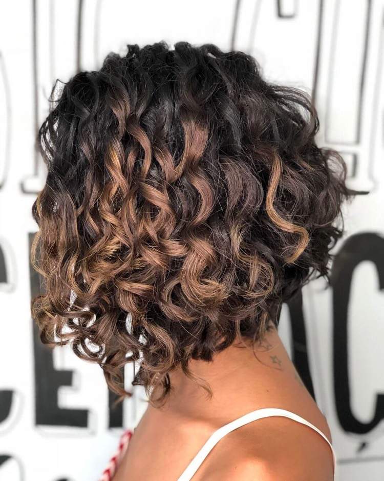 Corte de Pelo Rizado en Capas - ¡El estilo para elegir! 7 - 【MioEstilo】 Bob rizado castaño oscuro con reflejos de caramelo