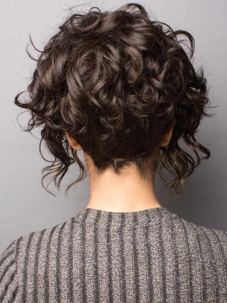 Corte de Pelo Rizado en Capas - ¡El estilo para elegir! 6 - 【MioEstilo】 Bob rizado en capas con mechas largas delanteras