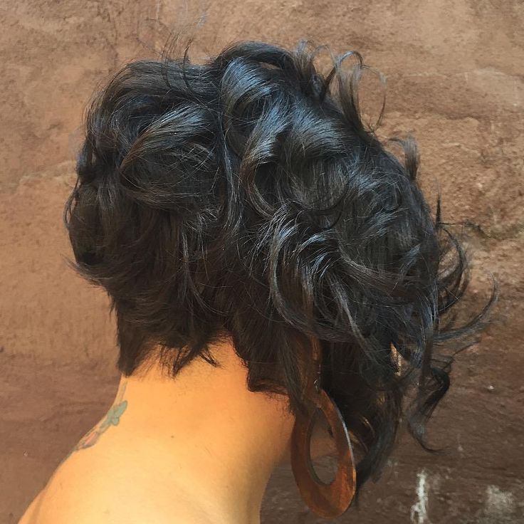 Corte en capas y bob corto: dos estilos muy populares 5 - 【MioEstilo】 cabello rizado degradado cuadrado