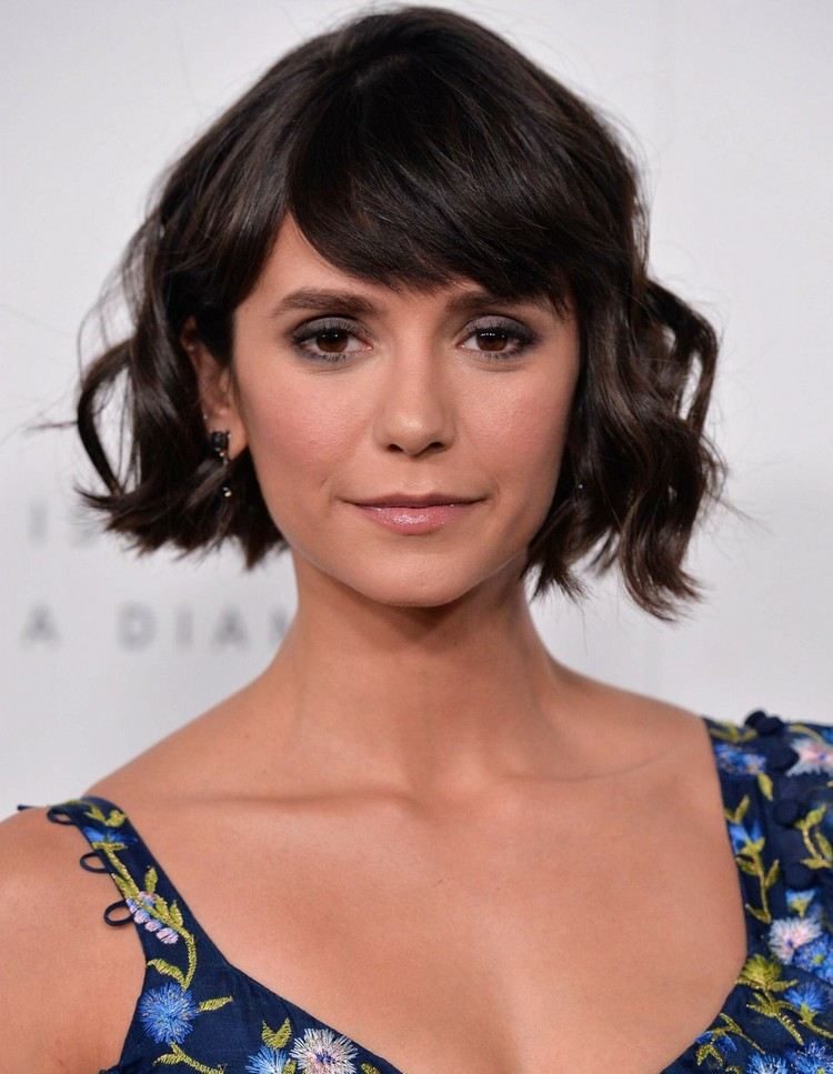 flequillo cuadrado ondulado de nina dobrev para mujer moderna