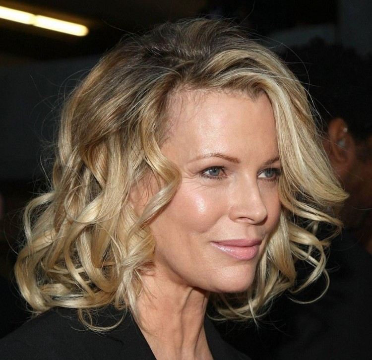 Idea corte cuadrado ondulado mujer 50 años lado Kim Basinger