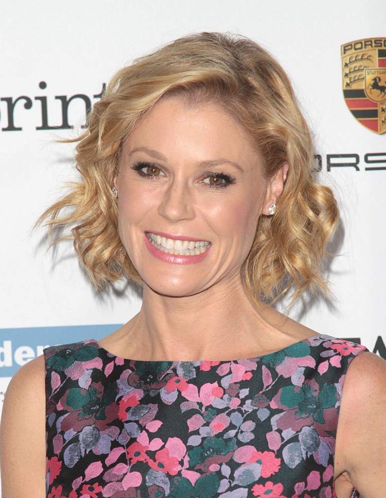 julie bowen bob ondulado mujer rubia años 50