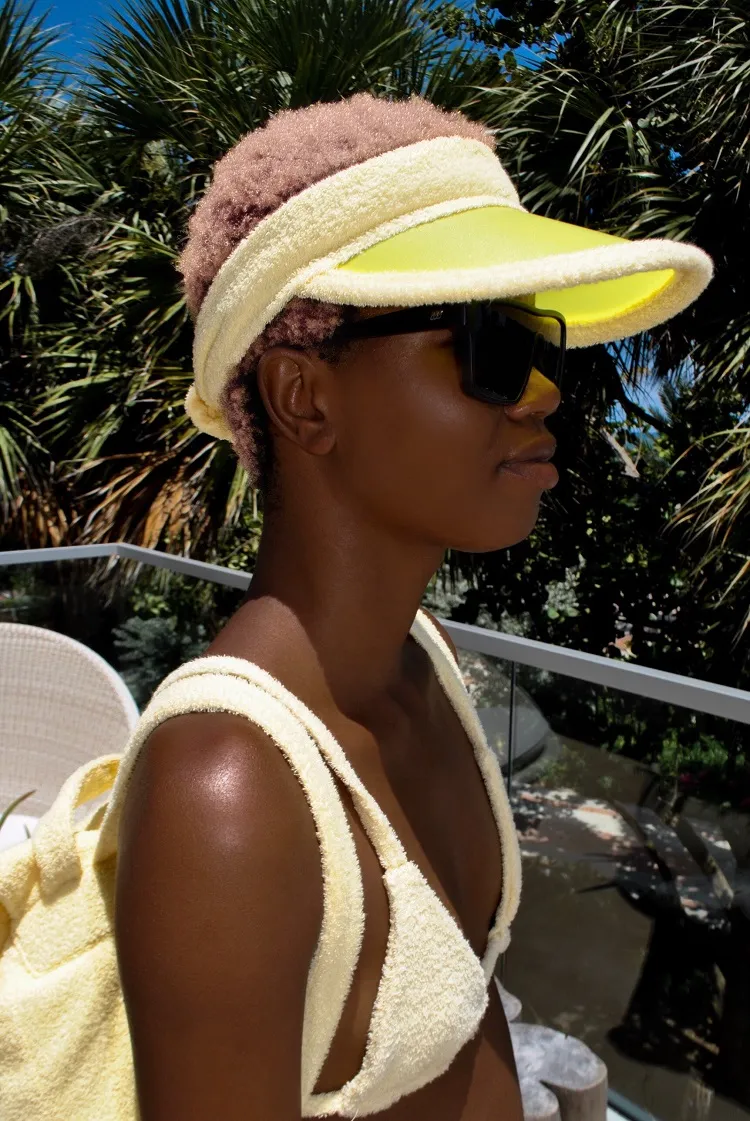 como llevar la visera de pelo rizado afro corto