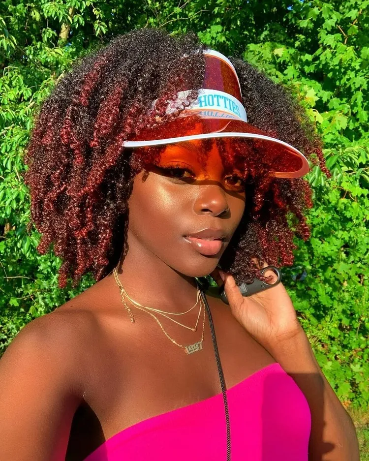 gorra con visera para cabello rizado