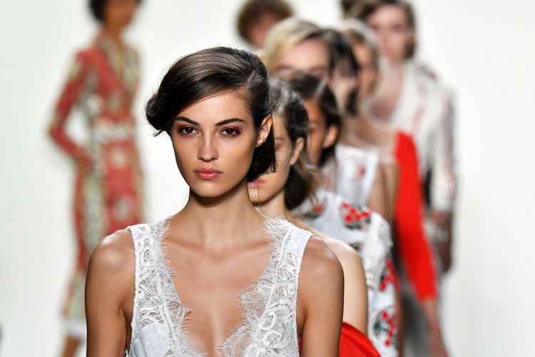Tendencias de peinado de las mujeres espectáculo de la temporada de primavera.
