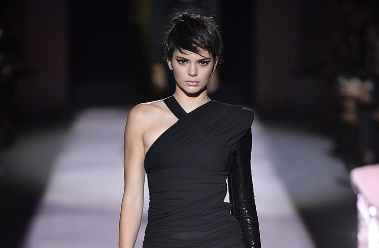 desfile de tendencias de peinado femenino idea casual de pelo corto