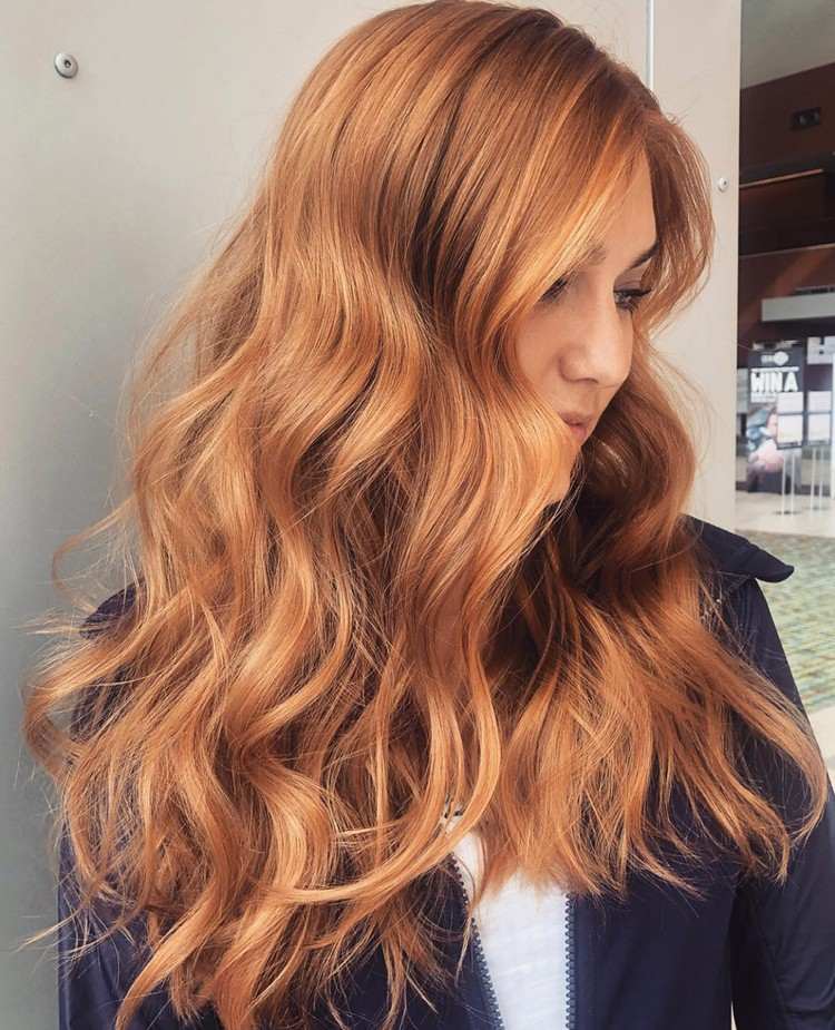 cabello largo tendencia rojizo color rubio fresa