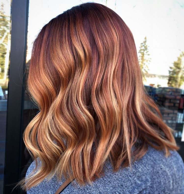 tinte de cabello rubio fresa moda morenas cabello ondulado