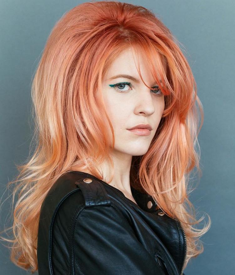 retro chic punk rock idea peinado abundante de cabello fresa