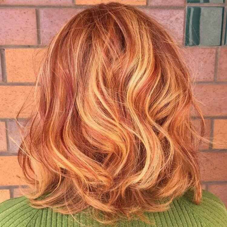 cabello alcanzando hombros rubio fresa tinte reflejos
