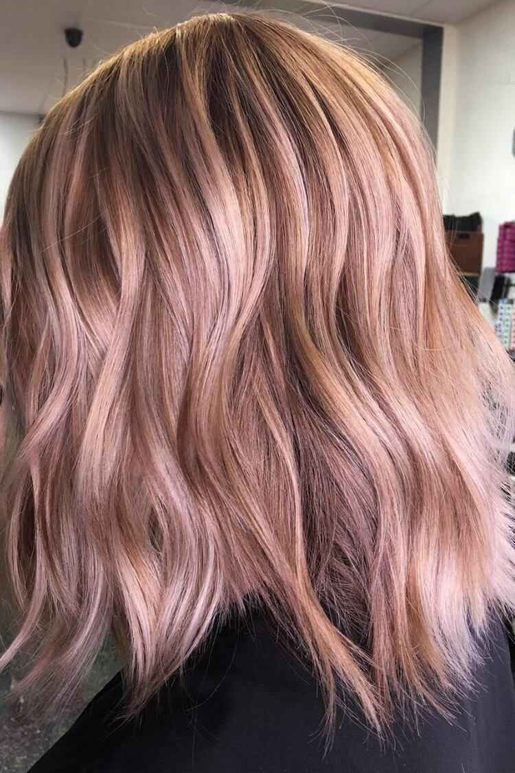 bob ondulado corte rosa balayage tinte de cabello rubio fresa