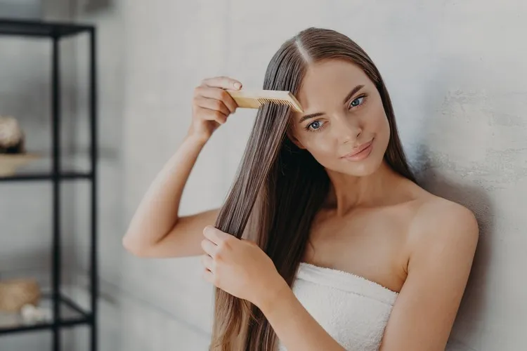 cómo tener un cabello brillante con mascarilla consejos y trucos de peluquería para un cabello brillante en verano