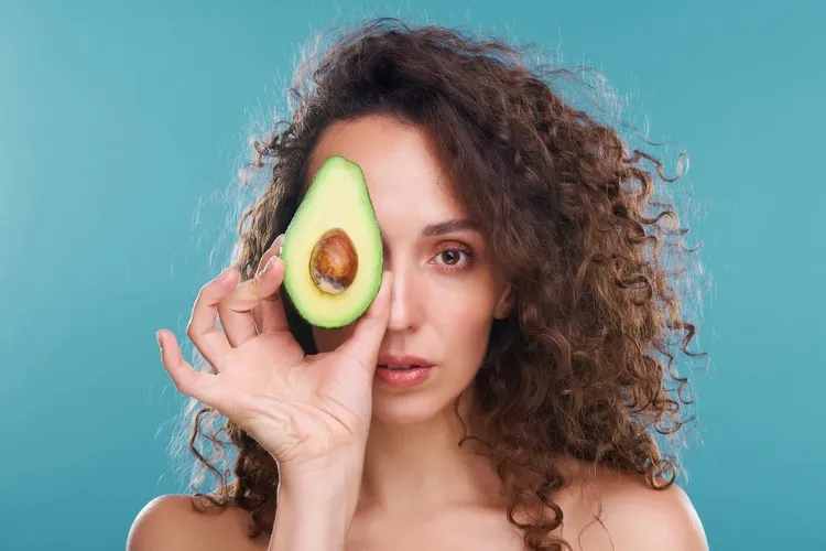 cómo lograr un cabello brillante y manejable en verano mascarilla casera de aguacate y miel para el cabello