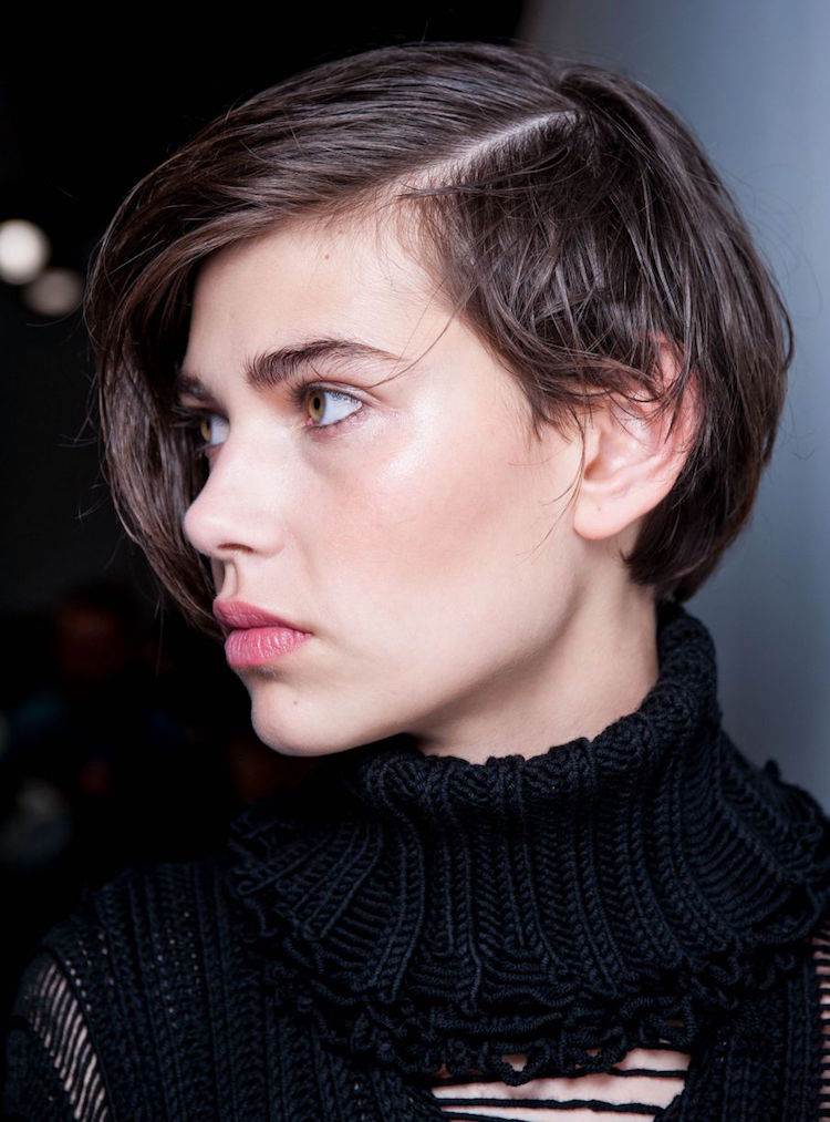 tendencia de las mujeres de pelo corto raya lateral ultra baja