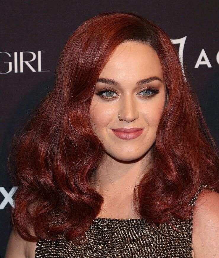 Cabello color cobre - ¡los tonos más apasionados que no debes perderte! 6 - 【MioEstilo】 cabello castaño oscuro teñido de rojo oscuro de Katy Perry