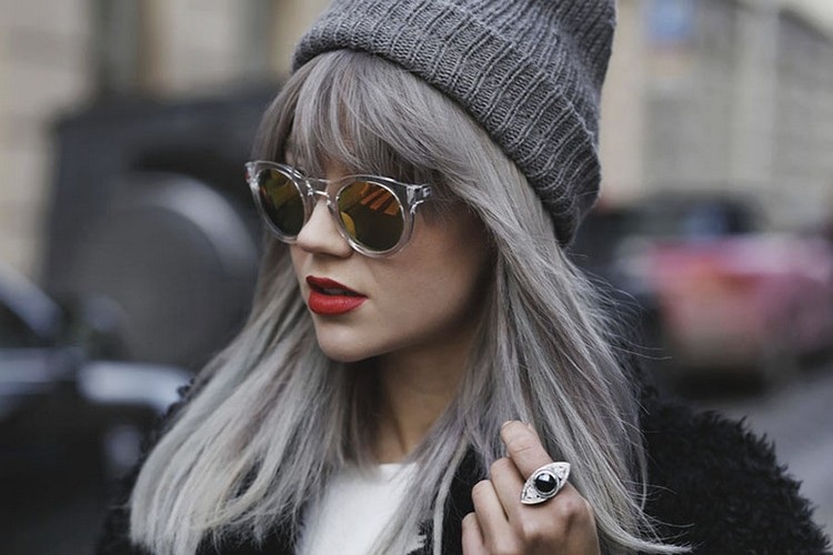 cabello gris -sombrero gris con flecos