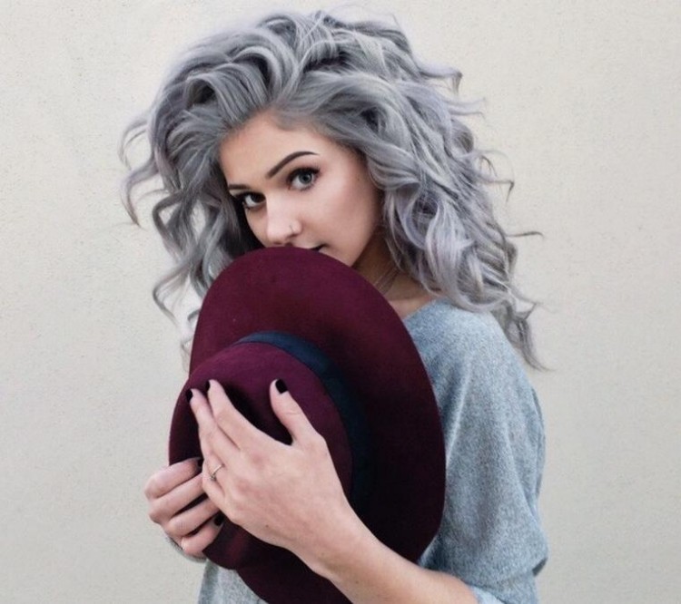 cabello gris azulado corte largo con ondas románticas en 2016