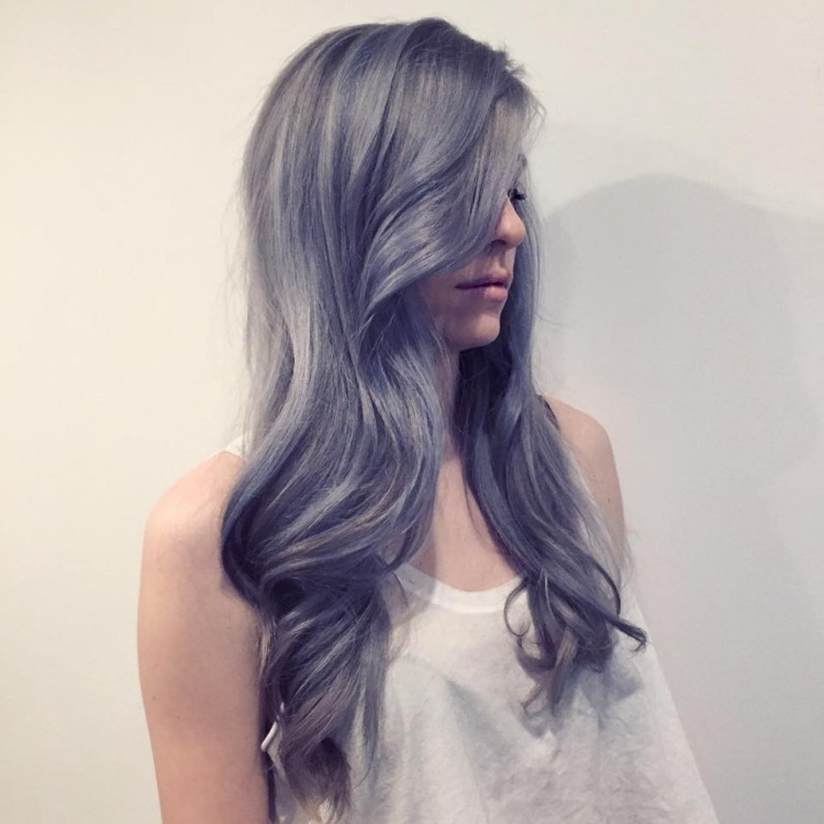 cabello gris azulado en 2016 con estilo romántico y vintage