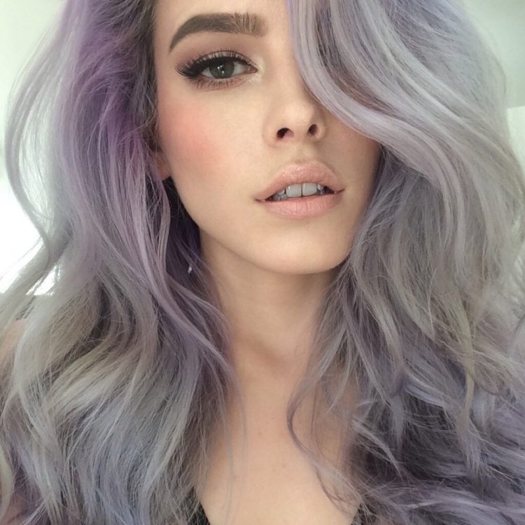 cabello gris lila claro con reflejos teñidos - tendencia de moda en 2016