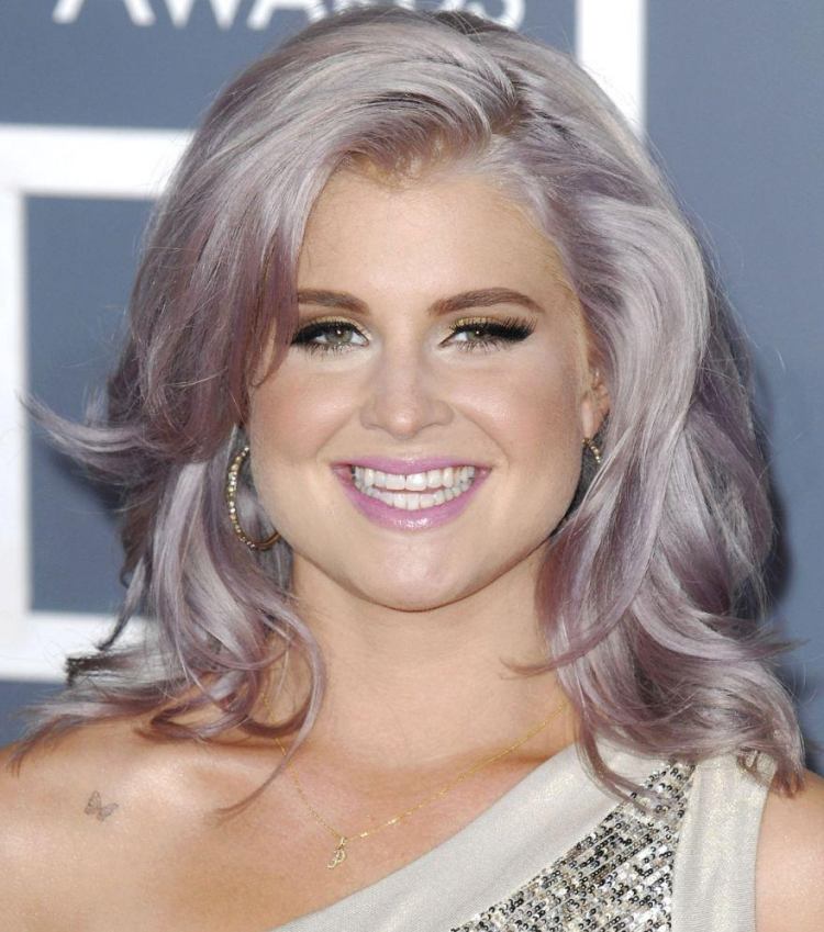cabello gris con toques rosa moda 2015-2016 estrella kelly osbourne