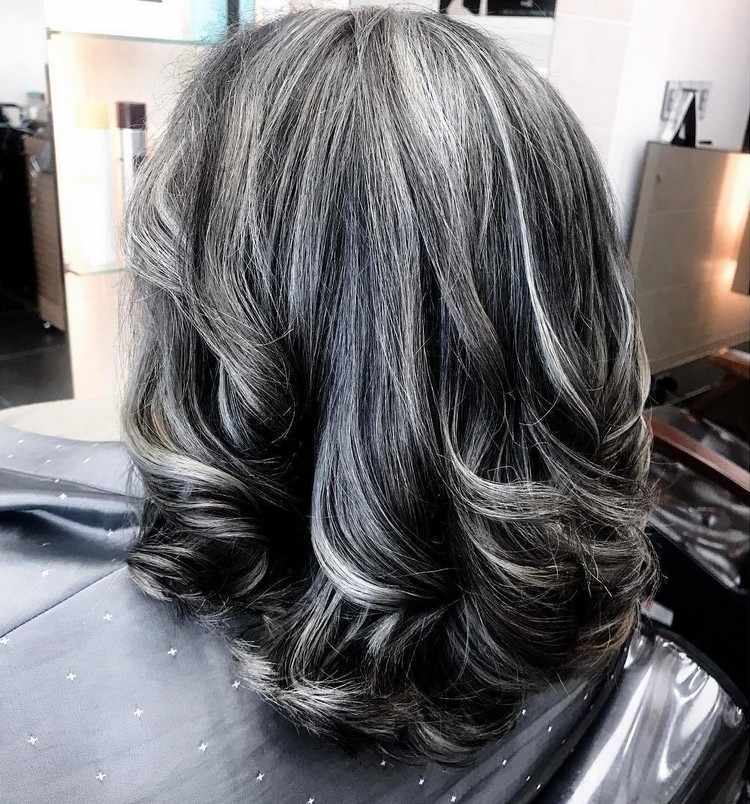 Peinado sal y pimienta en una diversidad de estilos elegantes para probar 14 - 【MioEstilo】 Tendencia de cabello pimienta y sal para mujeres 2021