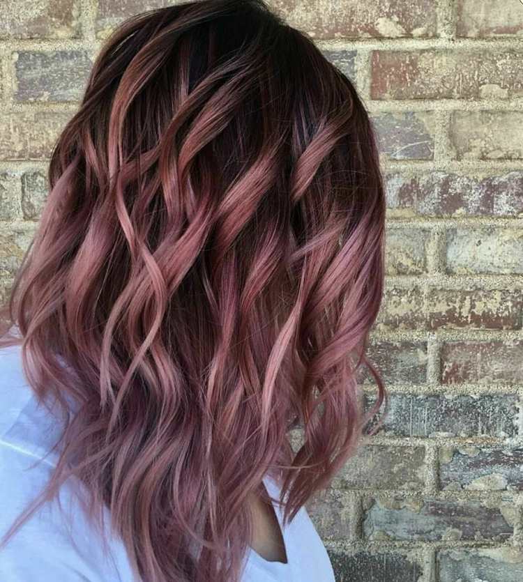 la última moda de tonalidades para mujeres de cabello oscuro 14 - 【MioEstilo】 cabello castaño rosado en bob ondulado