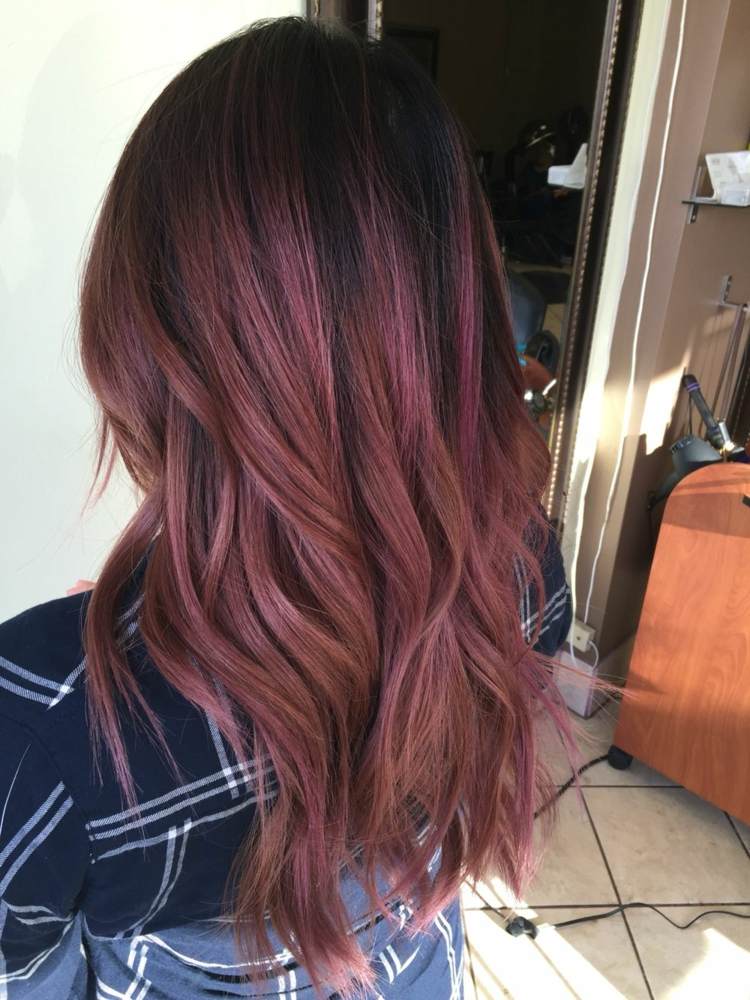 la última moda de tonalidades para mujeres de cabello oscuro 23 - 【MioEstilo】 cabello castaño rosado largo con mechas rosadas cobrizas