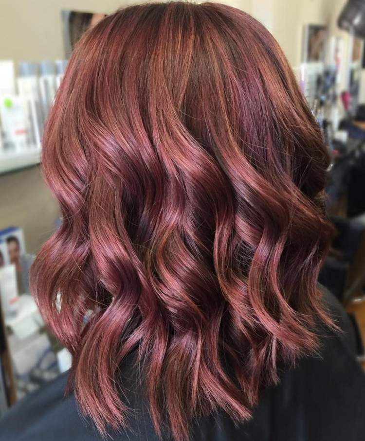 la última moda de tonalidades para mujeres de cabello oscuro 22 - 【MioEstilo】 cabello castaño rosado con reflejos rojos