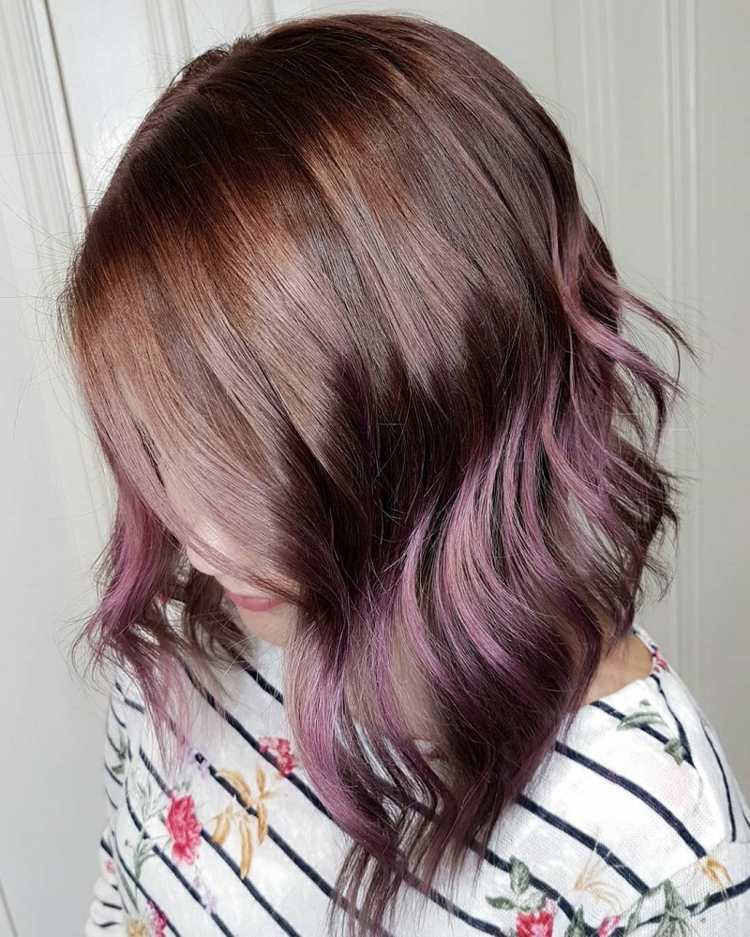 la última moda de tonalidades para mujeres de cabello oscuro 21 - 【MioEstilo】 cabello castaño rosado con reflejos lilas sin raíces en un bob hundido