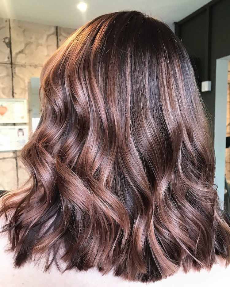 la última moda de tonalidades para mujeres de cabello oscuro 20 - 【MioEstilo】 cabello castaño rosado sublime cubre reflejos rosados