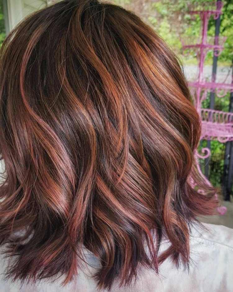 la última moda de tonalidades para mujeres de cabello oscuro 29 - 【MioEstilo】 cabello castaño rosado con tonos rojo cobrizo bob ondulado
