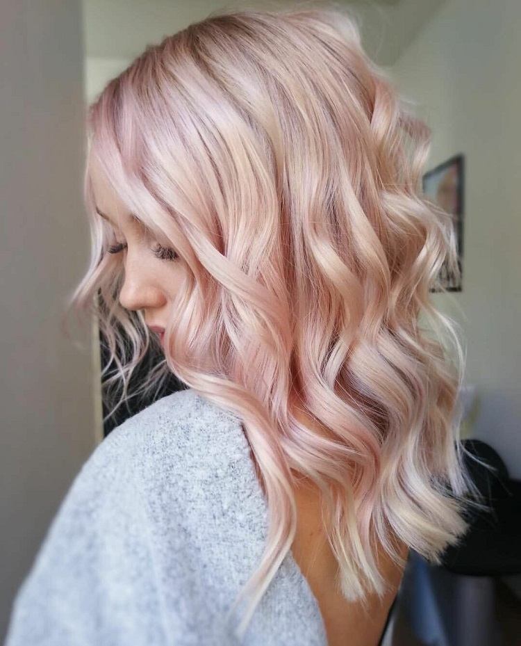 peinado de moda de este año con cabello dorado rosa