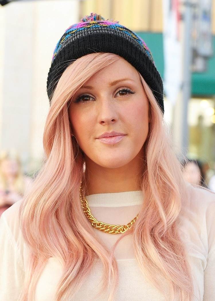ellie goulding con cabello rosa dorado