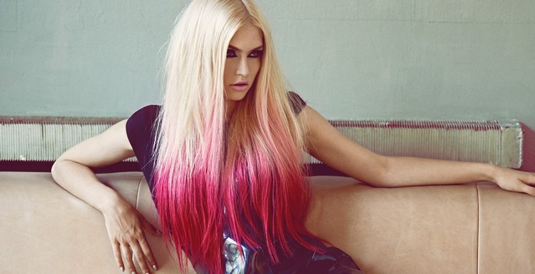 Cabello Degradado Rosa: 10 ideas elegantes e impactantes 10 - 【MioEstilo】 dip de frambuesa y tinte rubio muy largo