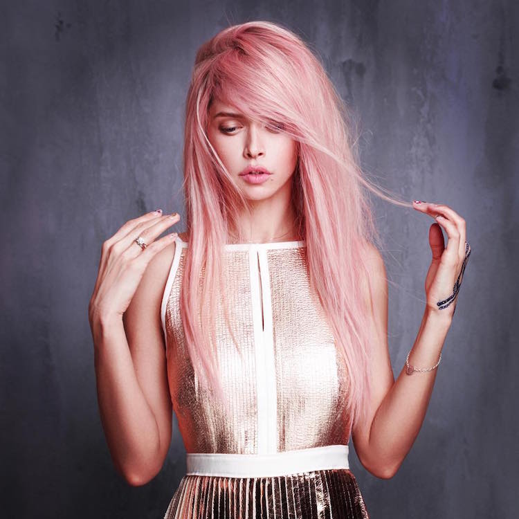 vestido dorado pelo largo rosa