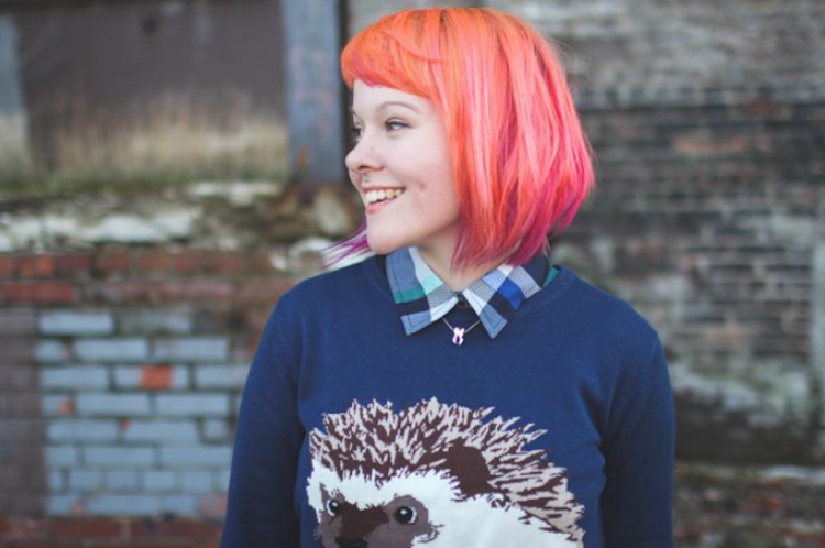 el cabello rosa naranja se degrada bajo