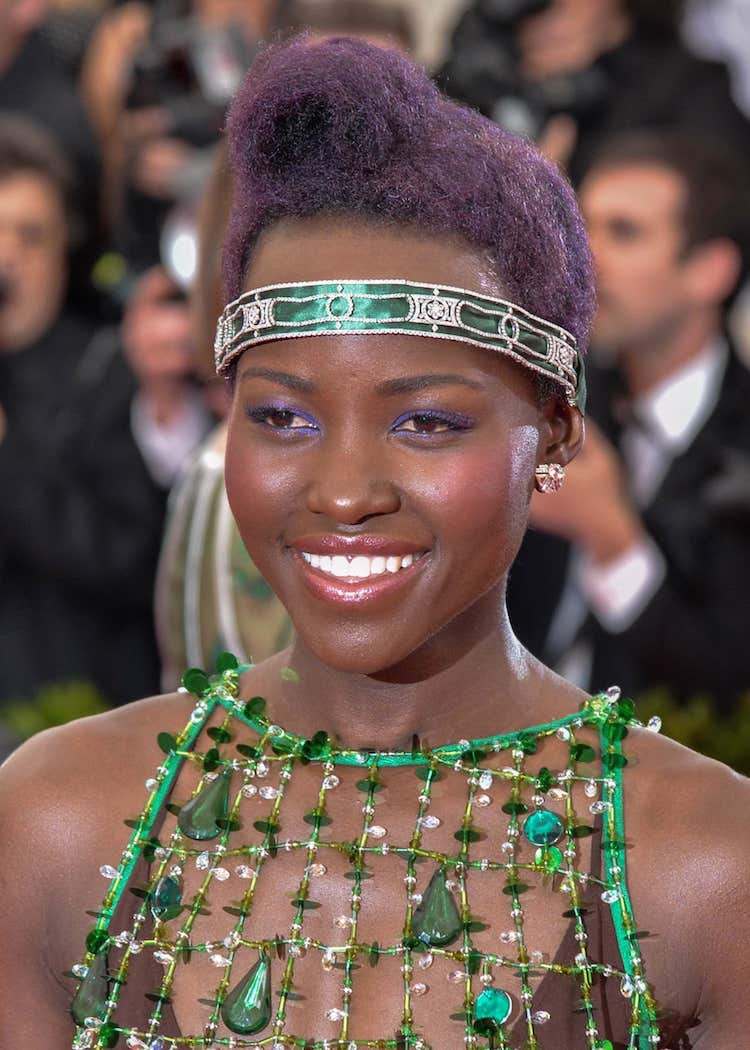 Descubriendo el tono veraniego que se usará esta temporada 12 - 【MioEstilo】 tinte del cabello afro púrpura claro Lupita Nyongo