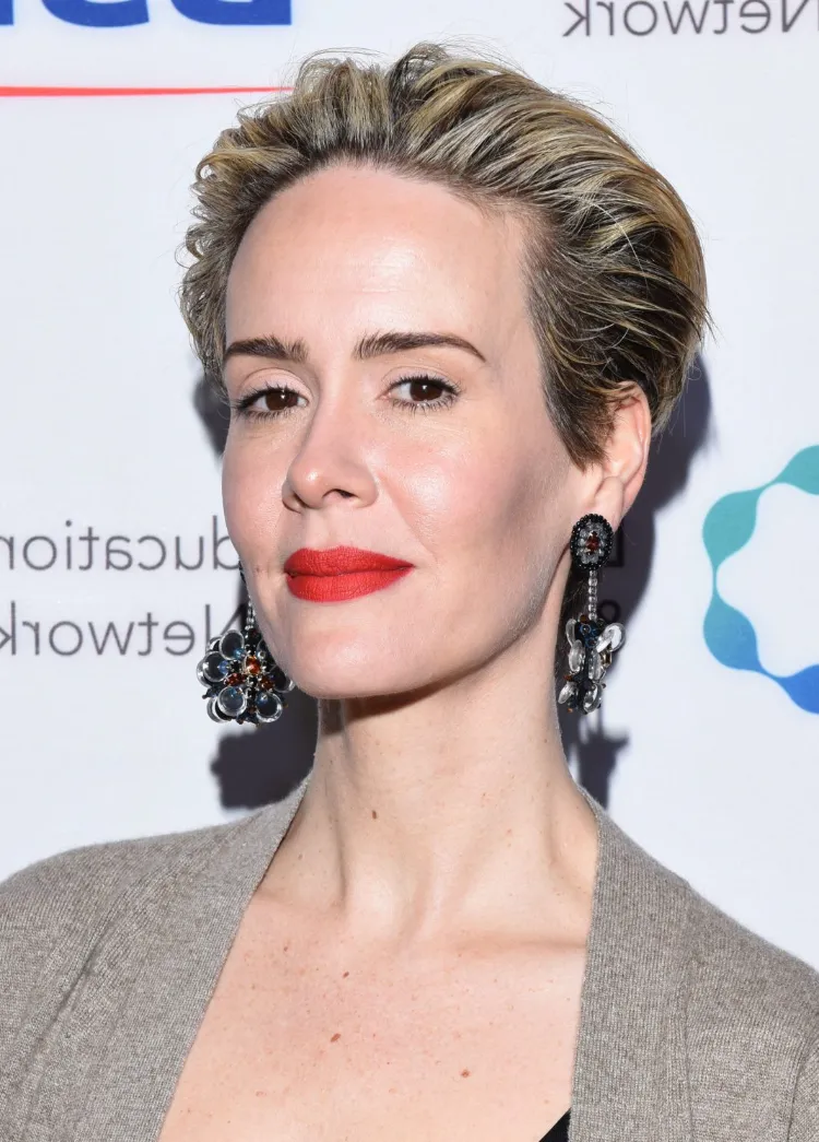 Sarah Paulson corte trasero corto para colorear reflejos rubios