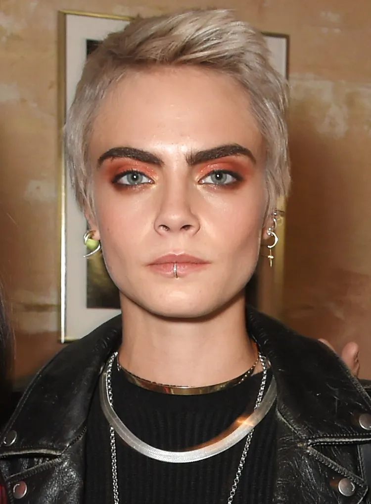 cara delevingne corte pixie peinado 2022 estrellas adoptan tendencias