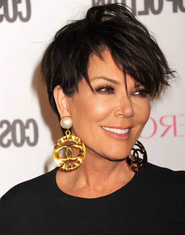 cómo usar el corte de pelo pixie después de 50 años 60 años idea kris jenner