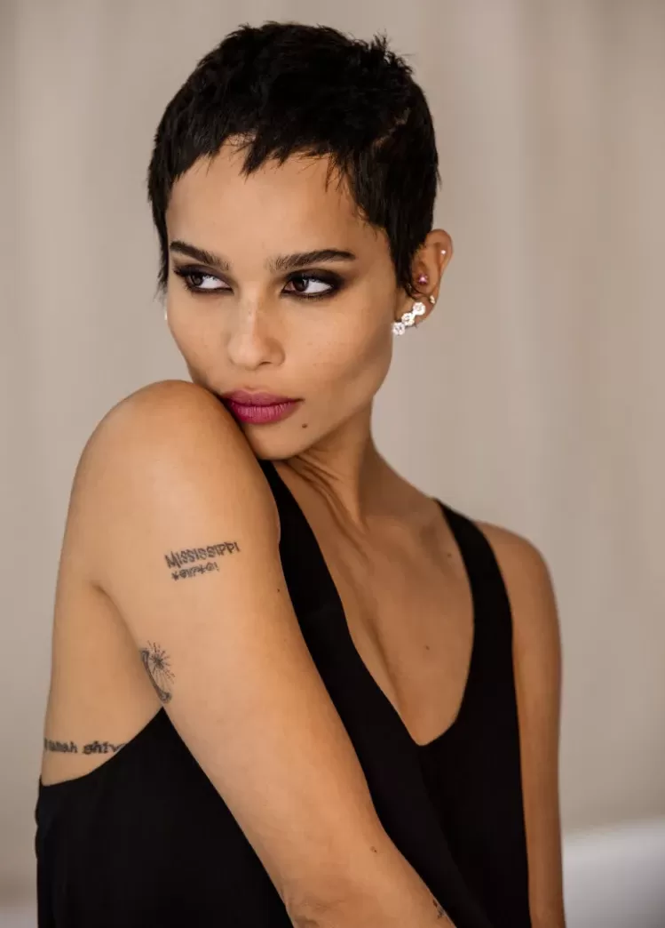 zoe kravitz pixie cut muy corto boy cut estrellas adoptan peinados 2022